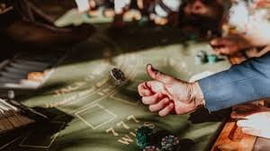 Studio live-dealer French Roulette dynastislot dengan dealer profesional dan roda roulette klasik